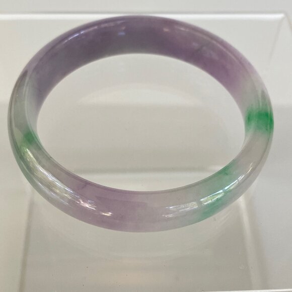 Small Pale Lavender Jade Domed Bangle Bracelet - Picture 4 of 12